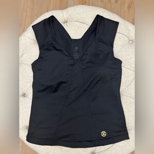 Kinflyte v-neck black tank